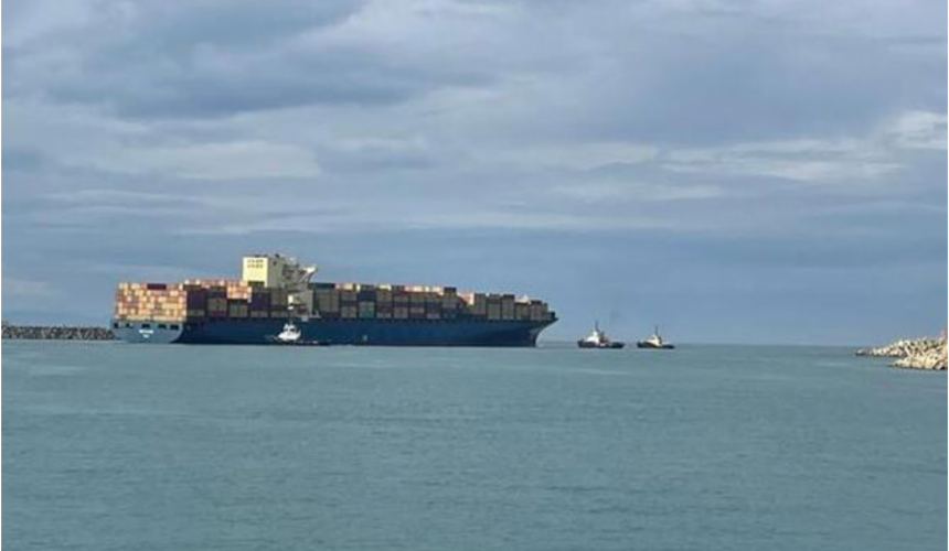 A container ship owned by MSC ran aground, paralyzing the port channel